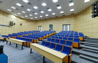 Parlemen prihatin dengan penggunaan akademisi asing di universitas
