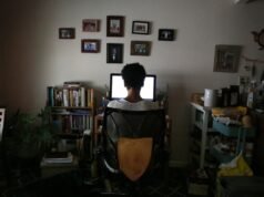 Pekerjaan jarak jauh memang populer, tetapi berdampak buruk pada kesehatan mental, demikian temuan penelitian: NPR