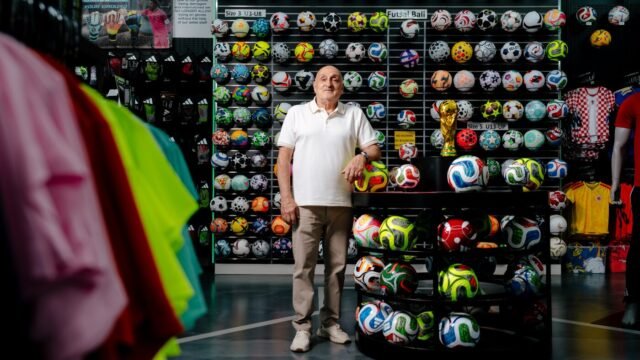 Penggemar sepak bola Irak merayakan berakhirnya kekeringan Piala Dunia selama