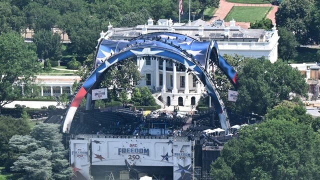 Pertarungan Trump di UFC membawa tontonan bersejarah ke Gedung Putih: