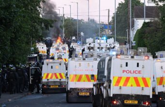 Polisi Irlandia Utara menggunakan meriam air pada malam kedua protes