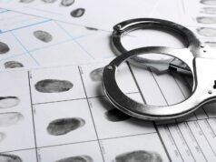 Polisi menangkap dua pria karena pelanggaran senjata dan narkoba di Manenberg dan Heideveld