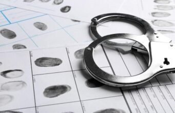 Polisi menangkap dua pria karena pelanggaran senjata dan narkoba di Manenberg dan Heideveld