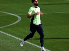Pukulan berat bagi Barcelona karena Manchester City optimistis dengan perpanjangan kontrak target bek tersebut