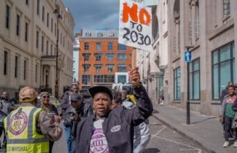 Reaksi diaspora ketika Zimbabwe memperpanjang kekuasaan Mnangagwa hingga tahun 2030