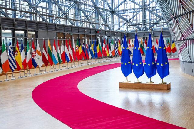 Ringkasan – Bisikan Cina di Brussel