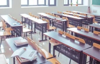 Ruang kelas di Khartoum tanpa guru