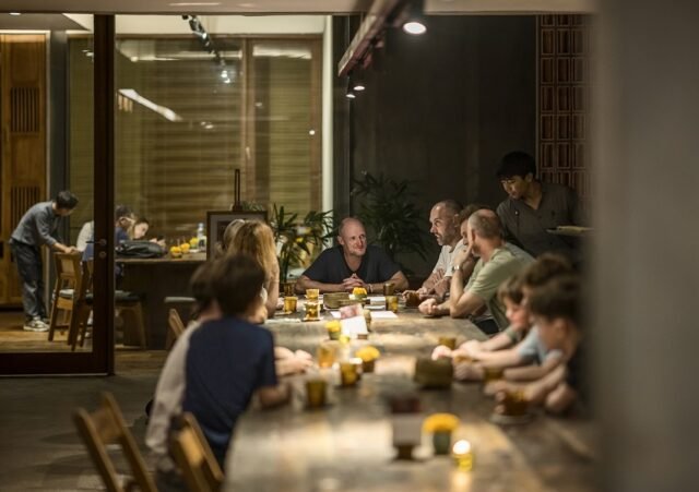 Sari Kitchen & Community menawarkan kenyamanan klasik dengan sentuhan berani