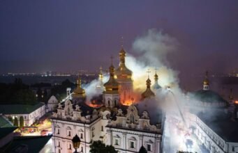 Serangan Rusia membakar situs keagamaan di Kyiv: NPR