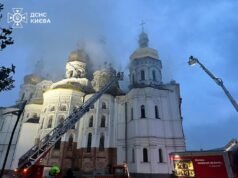Serangan mematikan Rusia menyebabkan Katedral Kyiv terbakar