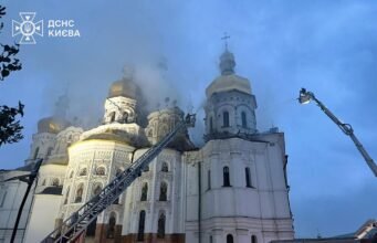 Serangan mematikan Rusia menyebabkan Katedral Kyiv terbakar