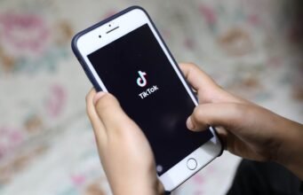 Siapa yang butuh radio? Politisi Ghana malah beralih ke TikTok