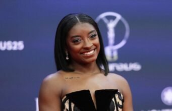 Simone Biles mengingatkan semua orang bahwa dia adalah manusia setelah selamat dari krisis kesehatan yang sangat mengerikan