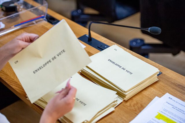 Swiss menolak proposal anti-imigrasi yang memecah belah: proyeksi