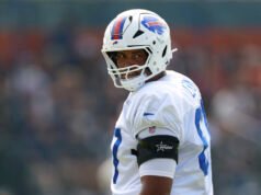 Tagihan memindahkan Travis Clayton ke DL