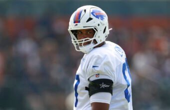 Tagihan memindahkan Travis Clayton ke DL