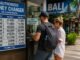 Tanpa dolar, tanpa euro: Wisatawan Bali harus membayar dalam rupee
