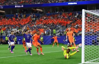 Tiga gol dalam 13 menit babak kedua memicu pertandingan Piala Dunia yang menarik