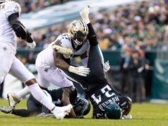 Titans menandatangani DE Jalyn Holmes