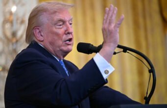 Trump mengancam akan ‘menjatuhkan bom’ jika Iran ‘tidak berperilaku’