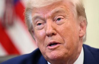 Trump merayakan ulang tahunnya yang ke-80 dengan tawuran kandang di Gedung Putih