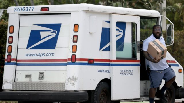 USPS diperkirakan tidak lagi kehabisan uang pada tahun 2027: NPR
