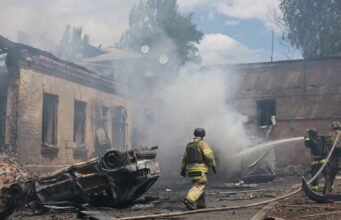 Ukraina melancarkan pemboman drone besar-besaran saat Rusia menyerang: NPR