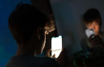 WAWANCARA: Australia melihat UE mengikuti batasan usia media sosial