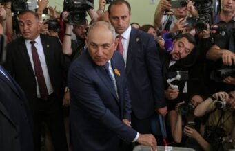 Warga Armenia memberikan suara dalam pemilihan umum yang diawasi ketat oleh Rusia dan Barat: NPR