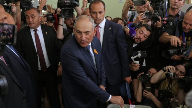 Warga Armenia memberikan suara dalam pemilihan umum yang diawasi ketat