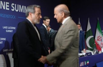 Warga Iran meninggalkan tempat perundingan perdamaian setelah ancaman Trump