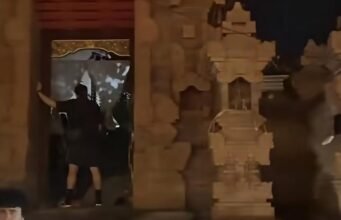 Difilmkan: Turis mabuk kencing di luar rumah Uluwatu