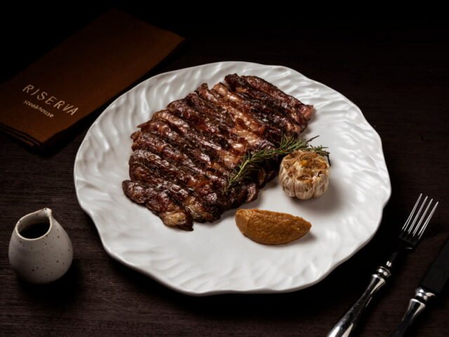 Nikmati restoran steak Eropa modern di Riserva Ubud