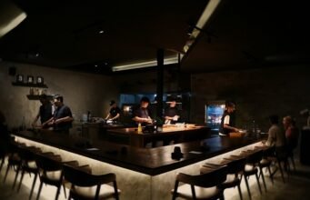 Nikmati saat-saat menyenangkan dan cita rasa lezat di restoran TAKK