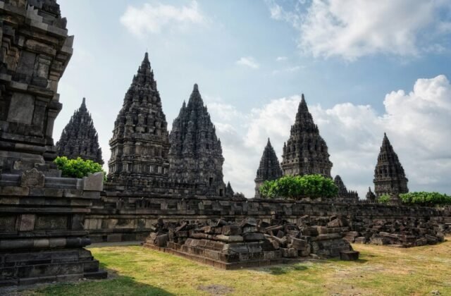 Pemugaran 218 candi pembantu di Prambanan diperkirakan selesai sebelum tahun