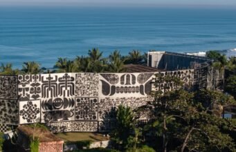 Seni dalam konstruksi: lukisan dinding monumental karya seniman Rostarr yang menyelimuti Potato Head Beach Club