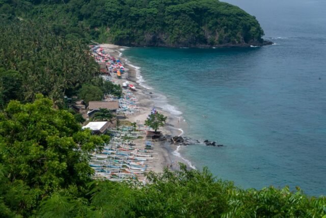 Temukan pantai tersembunyi dan tempat selancar di Bali